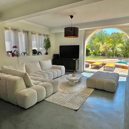 Superbe Piscine Proche Et Au Calme *